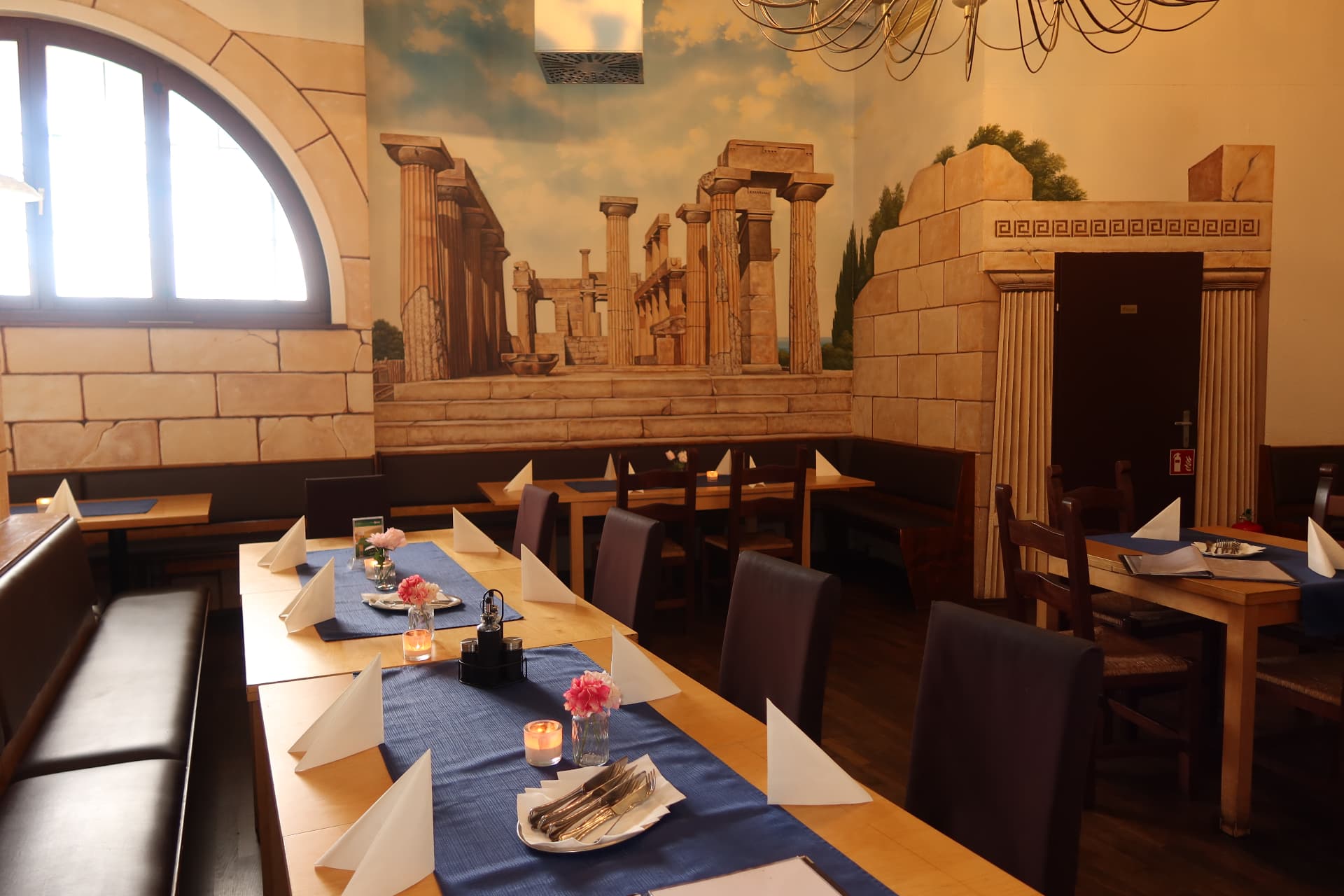 Festlich gedeckte Tafel für eine Feier im El Greco vor antiker Tempelkulisse